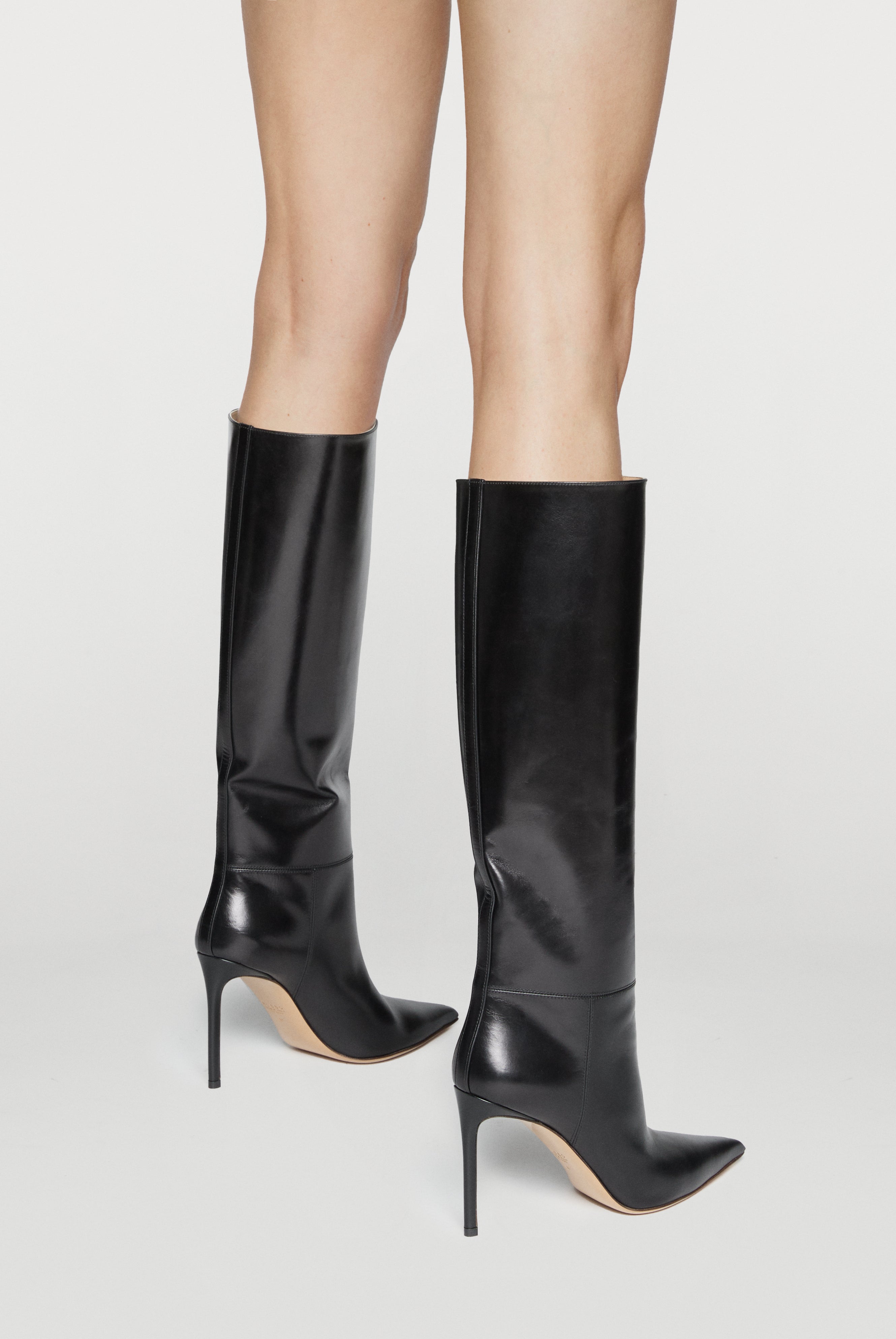 high heeled boot in black leather