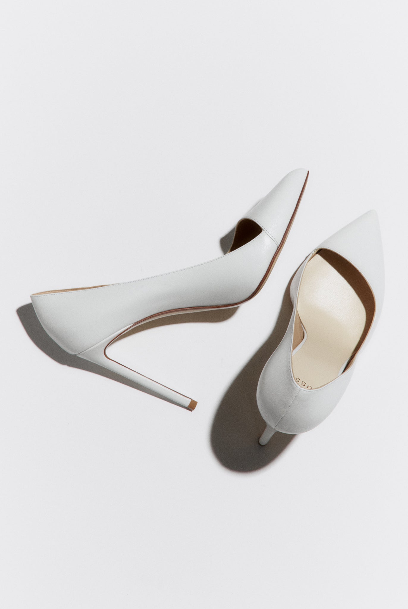 pump in white leather